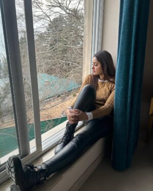 Adla Khan Instagram - So many thoughts, so many feelings. 🤍🌿