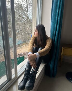 Adla Khan Instagram - So many thoughts, so many feelings. 🤍🌿