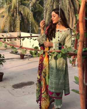 Adla Khan Instagram - #inteqam Daily at 7:00 pm @harpalgeotv 
👗 @faizafaisalbyittehad @sairarizwan_official thank x @ittehad.official