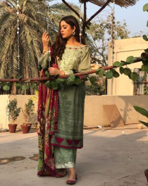Adla Khan Instagram - #inteqam Daily at 7:00 pm @harpalgeotv 
👗 @faizafaisalbyittehad @sairarizwan_official thank x @ittehad.official