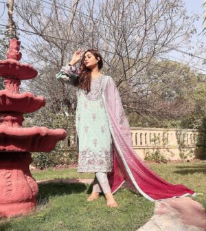 Adla Khan Instagram - #inteqam Daily at 7:00 pm @harpalgeotv 
👗 @faizafaisalbyittehad @sairarizwan_official thank x @ittehad.official