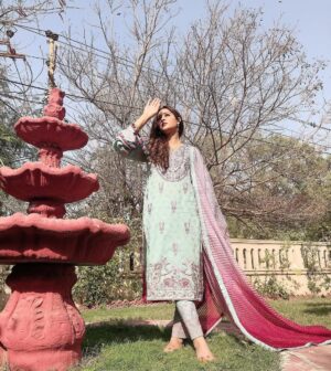 Adla Khan Instagram - #inteqam Daily at 7:00 pm @harpalgeotv 
👗 @faizafaisalbyittehad @sairarizwan_official thank x @ittehad.official