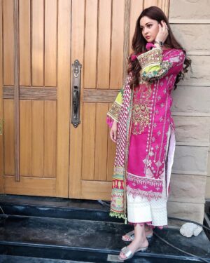 Adla Khan Instagram - #inteqam Daily at 7:00 pm @harpalgeotv 
👗 @faizafaisalbyittehad @sairarizwan_official thank x @ittehad.official