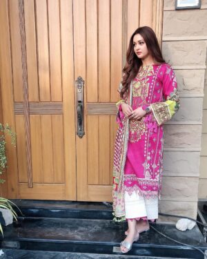 Adla Khan Instagram - #inteqam Daily at 7:00 pm @harpalgeotv 
👗 @faizafaisalbyittehad @sairarizwan_official thank x @ittehad.official
