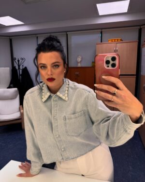 Adriana Torrebejano Instagram - ❄️ MIKAELA ❄️ de Daniel Calparsoro ¡Ya en cines! 

@diorbeauty x @ikasanchezfr 
@ehmoda x @sandroparis @ikksofficial