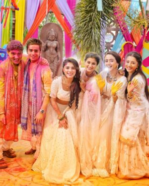 Adrija Addy Roy Instagram - Colors of Joy 🫰
Holi with my Dearest Family ♥️🧿

#Anupama everyday at #10pm only on @starplus 

#Anupamaa #Raahi #AdrijaRoy #GratefulHeart #Starplus #DKP #ThuThuThu .