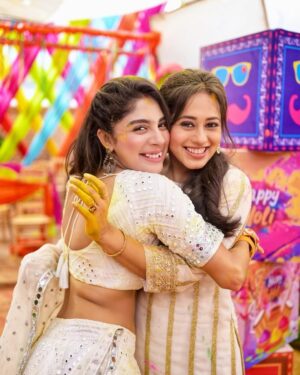 Adrija Addy Roy Instagram - Colors of Joy 🫰
Holi with my Dearest Family ♥️🧿

#Anupama everyday at #10pm only on @starplus 

#Anupamaa #Raahi #AdrijaRoy #GratefulHeart #Starplus #DKP #ThuThuThu .