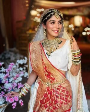 Adrija Addy Roy Instagram - #RaahiPremKiShaadi ♥️✨

Styling - @nishabedii @sanyukta1294 
Makeup -  @rahulsalvi88 
Hair - @aparna.jadhav.7739 

#Anupama everyday at #10pm only on @starplus 

#Raahi #AdrijaRoy #bridal #look #anupamaa #starplus #ThuThuThu .