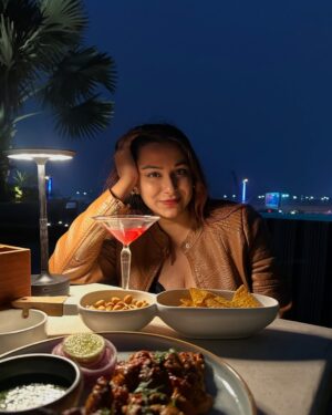 Adrija Ghoshal Instagram - Winter Soirée at Infinity Pool Bar 🍹@jwkolkata ✨