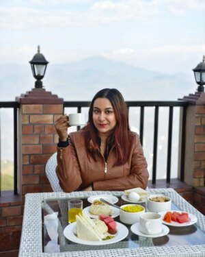 Adrija Ghoshal Instagram - A day at @summitsherpamountainhotel in Delo, Kalimpong ✨

Delo in Kalimpong is a small town from where you will get 360° views of Mt.Kanchenjunga, explore Delo park and experience Paragliding ⛰️