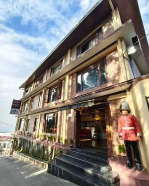 Adrija Ghoshal Instagram - A day at @summitsherpamountainhotel in Delo, Kalimpong ✨

Delo in Kalimpong is a small town from where you will get 360° views of Mt.Kanchenjunga, explore Delo park and experience Paragliding ⛰️