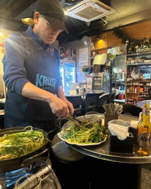 Ahn Sun-Young Instagram - 제 최애맛집 용문시장 #국수포차 에서 도정임이모님의 손맛이 철철 넘쳐나는 냉이달래쭈꾸미 샤브사브를 먹고나니 “바야흐로 봄” 시작입니다🙌🏻🌸

울 핸규 생축🎂🫶
@lua_fafa 
새로워질 #주식회사바로스 도 짜요🙌🏻💛
#BARLHOS 커밍순🔥