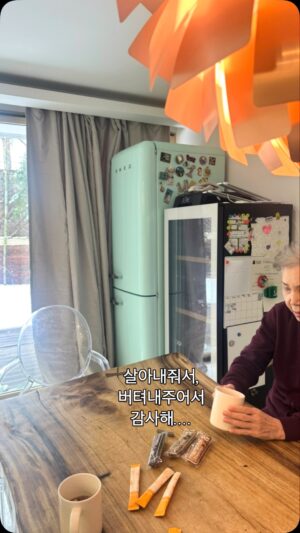 Ahn Sun-Young Instagram - 눈이 펑펑오는 오늘, 
40여년 만에 처음으로 
“엄마가 귀여워서” 안아주었습니다. 

나또한 이제 인생의 절반정도를 살아내고보니, 
이또한 삶이고, #그럼에도불구하고 
받아들이고 이해하고 돌아보면
“다시보이는 것들” 이 있더군요. 

눈이 오는 3월의 어느날.