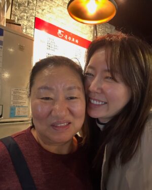 Ahn Sun-Young Instagram - 제 최애맛집 용문시장 #국수포차 에서 도정임이모님의 손맛이 철철 넘쳐나는 냉이달래쭈꾸미 샤브사브를 먹고나니 “바야흐로 봄” 시작입니다🙌🏻🌸

울 핸규 생축🎂🫶
@lua_fafa 
새로워질 #주식회사바로스 도 짜요🙌🏻💛
#BARLHOS 커밍순🔥