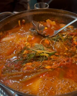 Ahn Sun-Young Instagram - 제 최애맛집 용문시장 #국수포차 에서 도정임이모님의 손맛이 철철 넘쳐나는 냉이달래쭈꾸미 샤브사브를 먹고나니 “바야흐로 봄” 시작입니다🙌🏻🌸

울 핸규 생축🎂🫶
@lua_fafa 
새로워질 #주식회사바로스 도 짜요🙌🏻💛
#BARLHOS 커밍순🔥