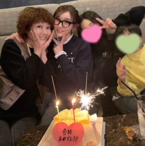 Ai Kago Instagram - 娘ちゃん♡

中学受験、第一志望、合格しました💮
本当によく頑張ったね！😭
3年間の戦いがひとまず終わりました。

沢山泣いていたし、沢山勉強していたし
行きたい場所や、やりたいことも我慢して
この数年は勉強に集中していました。

親として近くでサポートできたことも
本当に宝物の時間です🥹
(めちゃ大変だったけどね😂)

塾の先生や家庭教師の先生
いっしょに頑張ったお友達

皆さんに感謝します！

昨日はご褒美に外食🫶🏻
中野夫妻が焼肉をご馳走してくれました✨
みんなのお祝いをいっしょに出来ました💕
ありがとう✨

ストーリーズでも
皆さん沢山のメッセージありがとうございました！