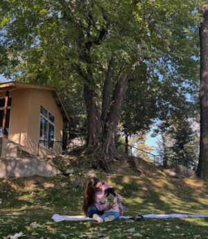 Aiman Khan Instagram - Surrounded by beauty, surrounded by love. Making unforgettable memories with my favourite people in the world ♥️ 

@retreat_house_nathiagali thanks for the perfect vacation spot ♥️
