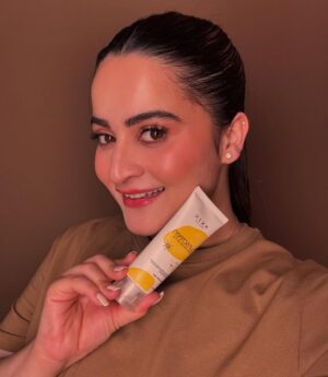 Aiman Khan Instagram - Happy new year to all of you! Let’s recap 2024 and wait for part 2😂♥️ 

Special shoutout to my fans fam!!! Thank you so much for being part of my life your support means the world to me ♥️