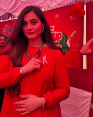 Aiman Khan Instagram - Thank you Faisalabad for such a warm welcome and the girls were amazing too thanks for the love !!! ❤️ 

#chiniotislamiaschool #faisalabad #aimankhan