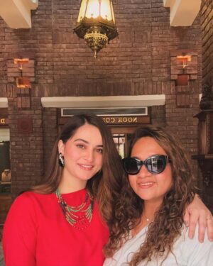 Aiman Khan Instagram - Thank you Faisalabad for such a warm welcome and the girls were amazing too thanks for the love !!! ❤️ 

#chiniotislamiaschool #faisalabad #aimankhan