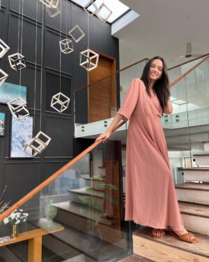 Aina Asif Instagram - Can you tell I barely wear dresses? 🤗
📸 by @talal_hussainn 
Dress: @noakout_official