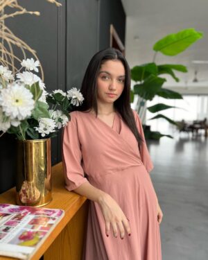 Aina Asif Instagram - Can you tell I barely wear dresses? 🤗
📸 by @talal_hussainn 
Dress: @noakout_official
