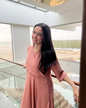 Aina Asif Instagram - Can you tell I barely wear dresses? 🤗
📸 by @talal_hussainn 
Dress: @noakout_official