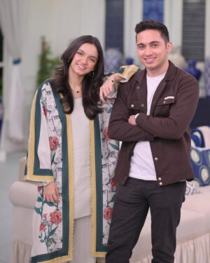 Aina Asif Instagram - Will never stop stealing his clothes!! 

#ainaasif #ahmedasif #instagram #explorepage