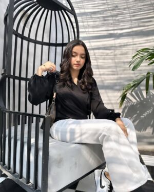 Aina Asif Instagram - 🫶🏻
Outfit by @theslaywear 
Bag by @antonio.online.pk 

#ainaasif #explore #explorepage