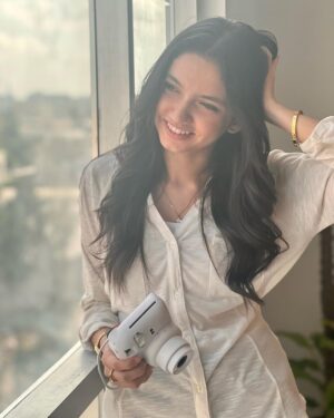 Aina Asif Instagram - Photographers watch out, I’m coming for your jobs 🤭
📸: @talal_hussainn 

#ainaasif #instagood #instagram #explore #explorepage