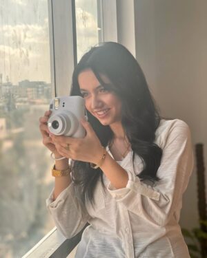 Aina Asif Instagram - Photographers watch out, I’m coming for your jobs 🤭
📸: @talal_hussainn 

#ainaasif #instagood #instagram #explore #explorepage