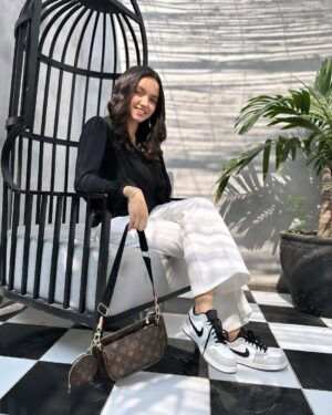 Aina Asif Instagram - 🫶🏻
Outfit by @theslaywear 
Bag by @antonio.online.pk 

#ainaasif #explore #explorepage