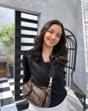 Aina Asif Instagram - 🫶🏻
Outfit by @theslaywear 
Bag by @antonio.online.pk 

#ainaasif #explore #explorepage