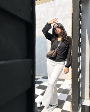 Aina Asif Instagram - 🫶🏻
Outfit by @theslaywear 
Bag by @antonio.online.pk 

#ainaasif #explore #explorepage