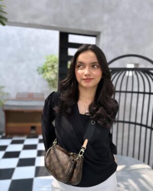Aina Asif Instagram - 🫶🏻
Outfit by @theslaywear 
Bag by @antonio.online.pk 

#ainaasif #explore #explorepage