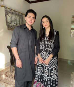 Aina Asif Instagram - Mama forced us to take pictures together, and they surprisingly turned out nice

#ainaasif #explore #explorepage #instagood #instagram