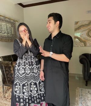 Aina Asif Instagram - Mama forced us to take pictures together, and they surprisingly turned out nice

#ainaasif #explore #explorepage #instagood #instagram