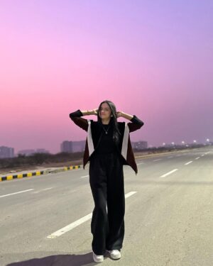 Aina Asif Instagram - Happier ✨

#ainaasif #explorepage #instagram #instagood