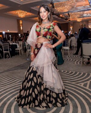 Ainy Jaffri Instagram - A very special evening hosting the  Asian Achievers Awards 2023 with the talented & hilarious Nitin Ganatra. Honoured to celebrate the incredible accomplishments of South Asians in the UK. A reminder of the underlying bond that connects us. We share a rich and interconnected heritage that goes far beyond borders. Let’s never forget that.
Bravo to all the winners 🙌 
Dress: @ayrelauk 
Makeup: @aartipmakeup 
Jewellery: @moussaieffjewellers