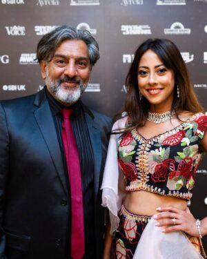 Ainy Jaffri Instagram - A very special evening hosting the  Asian Achievers Awards 2023 with the talented & hilarious Nitin Ganatra. Honoured to celebrate the incredible accomplishments of South Asians in the UK. A reminder of the underlying bond that connects us. We share a rich and interconnected heritage that goes far beyond borders. Let’s never forget that.
Bravo to all the winners 🙌 
Dress: @ayrelauk 
Makeup: @aartipmakeup 
Jewellery: @moussaieffjewellers
