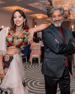 Ainy Jaffri Instagram - A very special evening hosting the  Asian Achievers Awards 2023 with the talented & hilarious Nitin Ganatra. Honoured to celebrate the incredible accomplishments of South Asians in the UK. A reminder of the underlying bond that connects us. We share a rich and interconnected heritage that goes far beyond borders. Let’s never forget that.
Bravo to all the winners 🙌 
Dress: @ayrelauk 
Makeup: @aartipmakeup 
Jewellery: @moussaieffjewellers