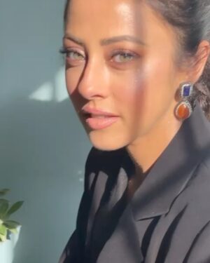 Ainy Jaffri Instagram - 💫 🌟 ⭐️ 💫 
BTS with the dream makers 
Photographer: @shahbazshaziofficial 
Makeup & Hair: @iambabarzaheer 
Organised by @raoalikhan