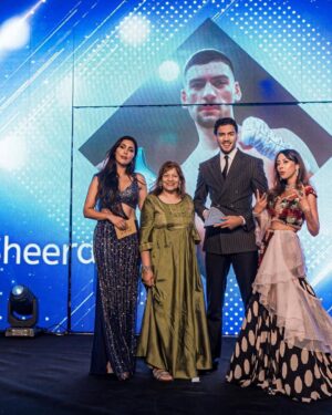Ainy Jaffri Instagram - A very special evening hosting the  Asian Achievers Awards 2023 with the talented & hilarious Nitin Ganatra. Honoured to celebrate the incredible accomplishments of South Asians in the UK. A reminder of the underlying bond that connects us. We share a rich and interconnected heritage that goes far beyond borders. Let’s never forget that.
Bravo to all the winners 🙌 
Dress: @ayrelauk 
Makeup: @aartipmakeup 
Jewellery: @moussaieffjewellers