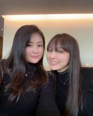 Aisa Senda Instagram - -
我們常常一見到面就說
「又穿的很像!!😆」

我們自己都覺得不可思議
常常發生沒約好的閨蜜裝💞

@mai_sato_1113