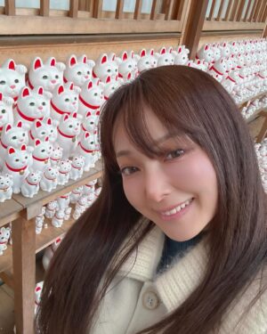 Aisa Senda Instagram - -
豪德寺🐱
一直都很想去的寺廟
傳說中的好多可愛的招財貓
看過去真是很壯觀 
大隻的小隻的
實在是太可愛了💛💛💛
幸福感100%🐱

今天早上還有去了豊川稲荷東京別院
好多日本藝人都去的神廟
有一次到東京工作 日本工作人員介紹才知道這神廟
後來我固定去豊川稲荷東京別院16年

雖然我沒有特別信仰 但我相信有神
今天是参拝day❣️

祝福平安健康 心想事成☺️

#豪德寺 #豊川稲荷 #招き猫