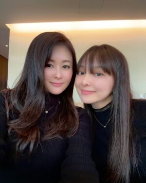Aisa Senda Instagram - -
我們常常一見到面就說
「又穿的很像!!😆」

我們自己都覺得不可思議
常常發生沒約好的閨蜜裝💞

@mai_sato_1113