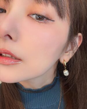 Aisa Senda Instagram - 早安，我在東京
昨天有去找了照顧我16年的神手推拿師傅
推拿完整個人復活了!!!
有沒有那麼誇張 
就是這麼誇張的好效果
推拿完我整個人閃閃發光啦

好喜歡日本到處輕鬆容易買得到花這件事
我真的好喜歡花Hana🌼
帶給妳美麗的心情🌼

再過幾天我的這次的雪季再滑一波了❄️🏂