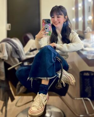 Aisa Senda Instagram - -
第一次帶著我的愛犬Hana寶貝回家的路上
我瞬間愛上了牠 無條件的愛牠
我要守護著牠 照顧牠一輩子
那同時想到狗狗的壽命 
才第一次見面 我很害怕牠先離開我 
可愛的牠讓我的眼淚流不停

這一個月看來看去快11年的各種Hana的回憶照片&影片
Hana只是用不一樣的方式陪伴著我
牠永遠都在我心裡很重要的位置

因為牠太美好所以讓我大哭 思念牠

這週我的笑容慢慢回來了
我開始回來工作了 
一步一步調回來生活步調

我是最愛漂亮的Hana的最愛的媽咪
必須要把自己打扮的美美的
把自己的心照顧好 尊重自己的感受

微笑面對世界吧
因為Hana最喜歡媽咪的笑容😊🩷

@hana0310frenchbulldog

MAKEUP AIRTIST @miaomiaomakeup 
HAIR STYLIST @paulinehairflux 
ps: 謝謝 妙姐&Pauline 讓我變美