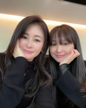 Aisa Senda Instagram - -
我們常常一見到面就說
「又穿的很像!!😆」

我們自己都覺得不可思議
常常發生沒約好的閨蜜裝💞

@mai_sato_1113