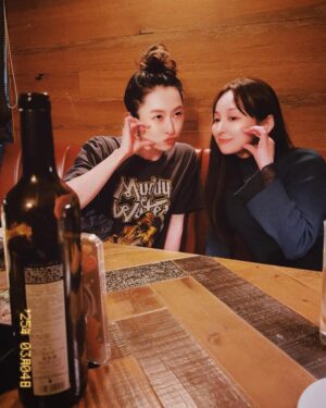 Aisa Senda Instagram - -
幼馴染（おさななじみ）

關於”幼馴染み”仔細想想島袋寬子就是我的幼馴染
她6歲 我8歲 小時候一起學表演玩在一起 

昨晚跟我的幼馴染享受晚餐
聊近況 聊未來規劃 聊有的沒的
好自在 舒服 這就是青梅竹馬

最可愛的Hiroちゃん
大好きだー❤️

@hiroko.shimabukuro